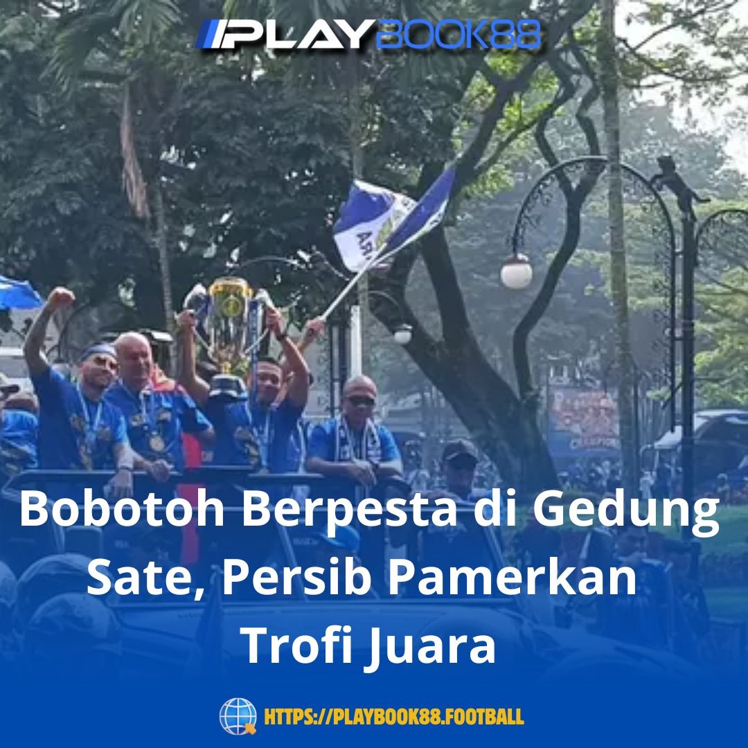 Bobotoh Berpesta di Gedung Sate, Persib Pamerkan Trofi Juara